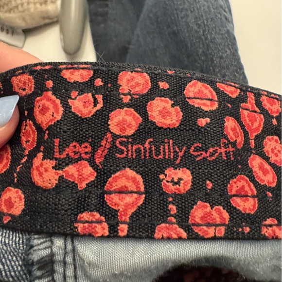 Lee Jean Medium Wash Mid Rise Denim Bermuda Shorts Size 10 w.back patch pockets - Picture 8 of 8